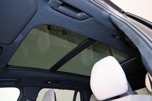 Volvo XC90 T8 Plug-in hybrid AWD Ultra Bright Exec. Ed. - Luchtvering - Panorama/schuifdak - IntelliSafe Assist & Surround - 360º Camera - Bowers & Wilkins audio - Adaptieve LED koplampen - Verwarmde voorstoelen, stuur & achterbank - Parkeersensoren voor & achter - Elektr. bedienb. voorstoelen met geheugen - Head up display - Draadloze tel. lader - Extra getint glas - 22' LMV