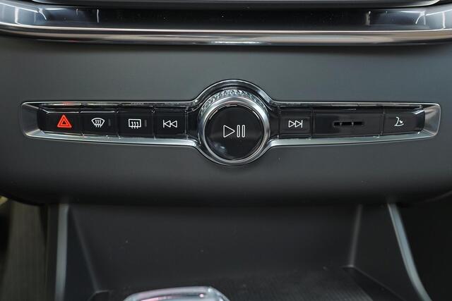 Volvo XC90 T8 Recharge AWD Ultra Dark Exec. Ed. - Luchtvering - Panorama/schuifdak - IntelliSafe Assist & Surround - 360º Camera - Bowers & Wilkins audio - Adaptieve LED koplampen - Verwarmde voorstoelen, stuur & achterbank - Parkeersensoren voor & achter - Elektr. bedienb. voorstoelen met geheugen - Geventileerde voorstoelen - Head up display - Draadloze tel. lader - Extra getint glas - 22' LMV
