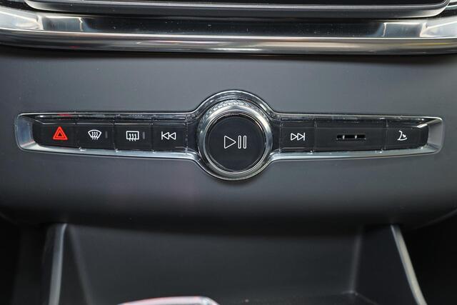 Volvo XC90 T8 Recharge AWD Ultra Dark - Luchtvering - Panorama/schuifdak - IntelliSafe Assist & Surround - 360º Camera - Bowers & Wilkins audio - Adaptieve LED koplampen - Verwarmde voorstoelen, stuur & achterbank - Parkeersensoren voor & achter - Elektr. bedienb. voorstoelen met geheugen - Geventileerde voorstoelen - Draadloze tel. lader - Extra getint glas - Inklapbare trekhaak - 22' LMV – foto 9