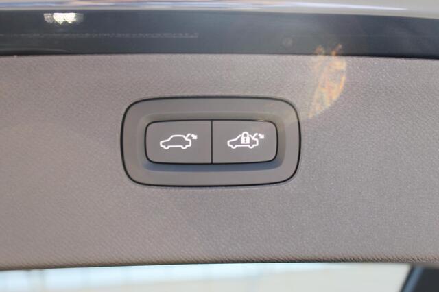 Volvo XC90 T8 406pk Automaat AWD Ultra Black Edition / Stoelmassage - en ventilatie / Luchtvering / Trekhaak / Panoramadak / Google services / Elektrisch bedienbare voorstoelen met geheugen / Stoelverwarming voor en achter – foto 10