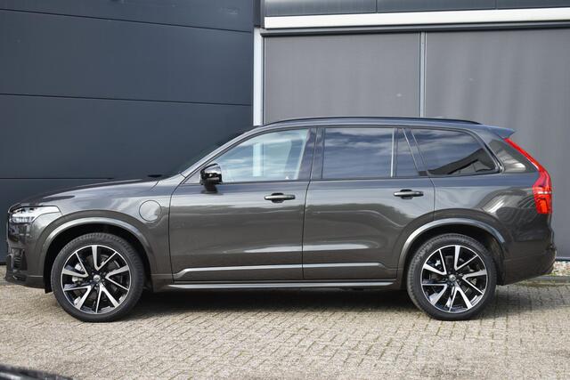 Volvo XC90 2.0 T8 Recharge AWD R-Design l Long range l Luchtvering l 360° camera l Head-up display l Bowers & Wilkins High-end Audio l Stoel- & stuurwielverwarming l Trekhaak l Panoramisch schuif-/kanteldak l BLIS l Adaptieve cruise control l Pilot Assist l Sportstoelen l 21 Inch l