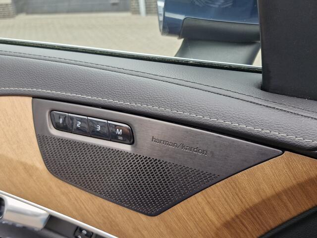 Volvo XC90 T8 Recharge AWD Inscription | Harman Kardon audiosysteem | Stuur verwarmd | Elektrisch verstelbare stoel(en) met geheugen | Extra getint glas achter |Voorstoelen verwarmd | Trekhaak | Electrische dak | Draadloos telefoon opladen