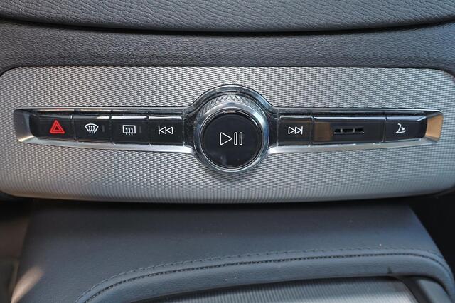 Volvo XC90 T8 Recharge AWD Core Bright - IntelliSafe Assist & Surround - Harman/Kardon audio - Adaptieve LED koplampen - Parkeercamera achter - Verwarmde voorstoelen, stuur & achterbank - Parkeersensoren voor & achter - Draadloze tel. lader - Extra getint glas - Inklapbare trekhaak - 20' LMV – foto 9