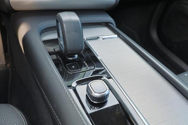 Volvo XC90 T8 Recharge AWD Core Bright - IntelliSafe Assist & Surround - Harman/Kardon audio - Adaptieve LED koplampen - Parkeercamera achter - Verwarmde voorstoelen, stuur & achterbank - Parkeersensoren voor & achter - Draadloze tel. lader - Extra getint glas - Inklapbare trekhaak - 20' LMV – foto 10