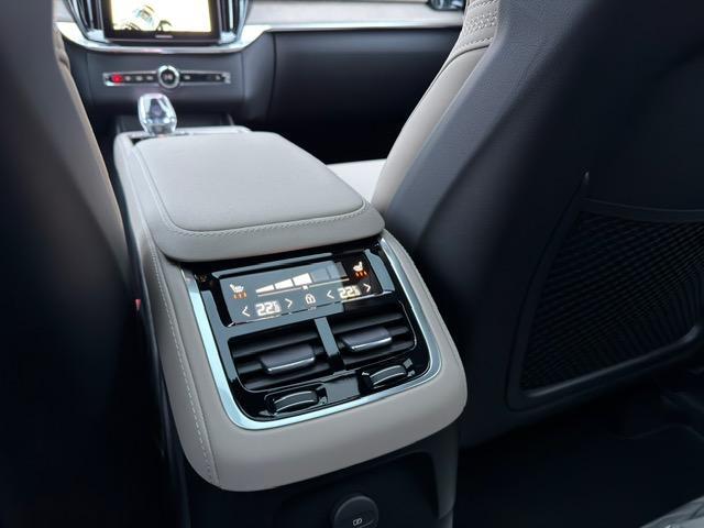 Volvo XC90 T8 Plug-in hybrid AWD Ultra Dark | Luchtvering | Trekhaak | Keyless Entry | Schuif-/Kanteldak | Elek. Verst. Voorstoelen | 360° Camera | Head-up Display | Harman Kardon Audio – foto 6