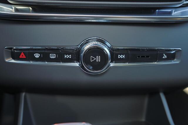 Volvo XC90 T8 Recharge AWD Ultra Black Ed. Exec. - Luchtvering - Panorama/schuifdak - IntelliSafe Assist & Surround - 360º Camera - Bowers & Wilkins audio - Adaptieve LED koplampen - Verwarmde voorstoelen, stuur & achterbank - Parkeersensoren voor & achter - Elektr. bedienb. voorstoelen met geheugen - Head up display - Draadloze tel. lader - Extra getint glas - 22' LMV – foto 9