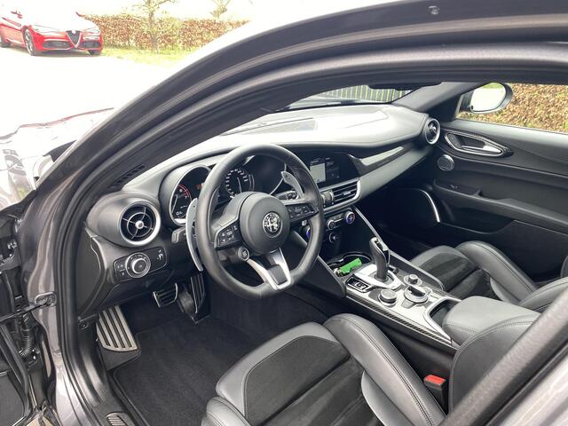 Alfa Romeo GIULIA 2.0 T Veloce Ti AWD Coming soon!