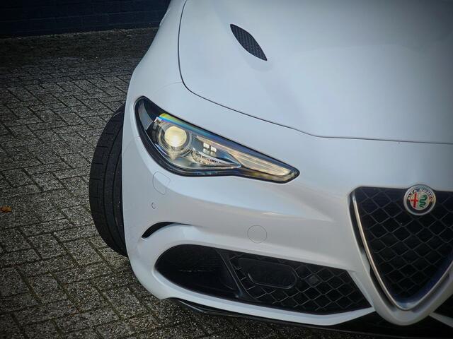Alfa Romeo GIULIA 2.9 V6 Quadrifoglio / CARBON DAK / ADAPT. CRUISE / KERAMISCH /