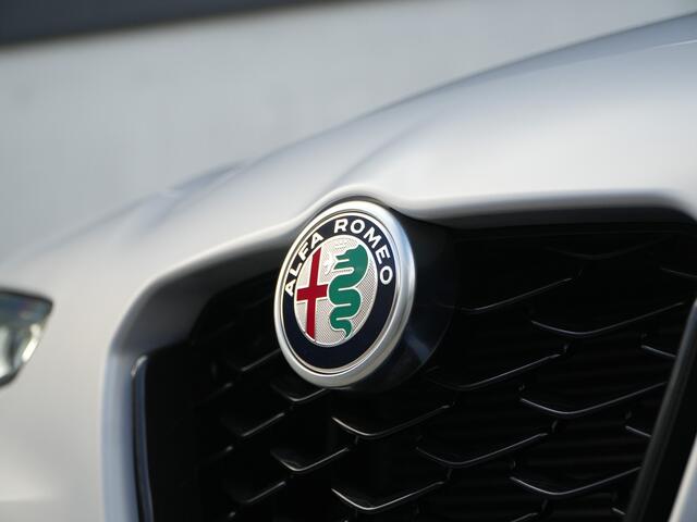 Alfa Romeo GIULIA 2.0 Turbo 280 PK Competizione Q4 AWD | Pano | Harman | 19"
