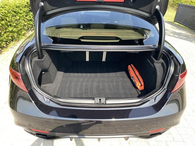 Alfa Romeo GIULIA 2.0 T Veloce stoelen 300 PK dealer auto!