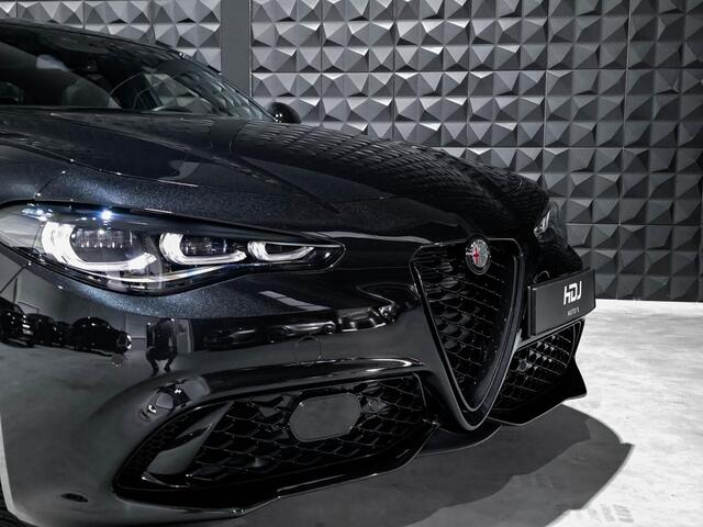Alfa Romeo GIULIA 2.0 T 280pk AWD Veloce ALL BLACK | Pano | 19"| ACC | Matrix |Side | Memo | ACC |