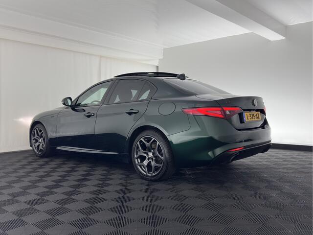 Alfa Romeo GIULIA 2.0T Sprint (INCL.BTW) Aut. *PANO | LEATHER-FABRIC | XENON | ADAPTIVE-CRUISE | BLIND-SPOT | SPORTSEATS | CAMERA | NAVI-FULLMAP | DAB+ | SHIFT-PADDLES | PRIVACY-GLASS | ECC | 18"ALU*
