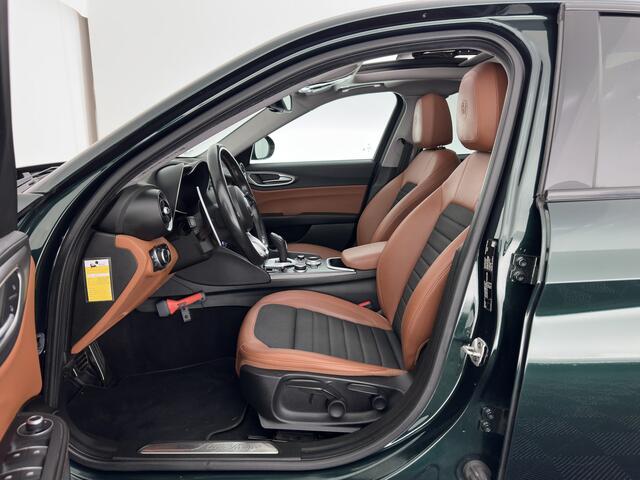 Alfa Romeo GIULIA 2.0T Sprint (INCL.BTW) Aut. *PANO | LEATHER-FABRIC | XENON | ADAPTIVE-CRUISE | BLIND-SPOT | SPORTSEATS | CAMERA | NAVI-FULLMAP | DAB+ | SHIFT-PADDLES | PRIVACY-GLASS | ECC | 18"ALU*