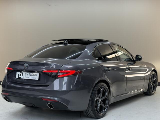 Alfa Romeo GIULIA 2.0T Super, 200pk, 2017, 2de eigenaar, Panoramadak, Navigatie, Afneembare trekhaak, Climate control, Cruise control, Parkeersensoren, Xenon koplampen, Volledige historie,