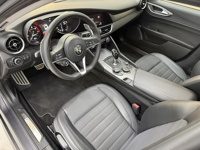 Alfa Romeo GIULIA 2.0T Super, 200pk, 2017, 2de eigenaar, Panoramadak, Navigatie, Afneembare trekhaak, Climate control, Cruise control, Parkeersensoren, Xenon koplampen, Volledige historie,