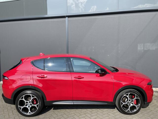 Alfa Romeo Tonale 1.5 Hybrid 160PK VGT TCT7 Veloce Automaat - Climate control - Cruise control -Park. sensoren V+A - Navi full map - A-uitrijcamera - LMV 19"- V.Stoelen verwarmb. - Stuurflippers - Digitaal instrumentenpaneel - Matrix verlicht