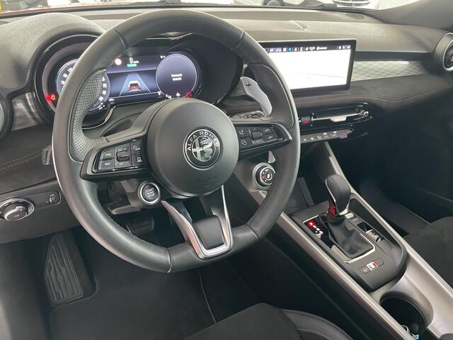 Alfa Romeo Tonale 1.5 Hybrid 160PK VGT TCT7 Veloce Automaat - Climate control - Cruise control -Park. sensoren V+A - Navi full map - A-uitrijcamera - LMV 19"- V.Stoelen verwarmb. - Stuurflippers - Digitaal instrumentenpaneel - Matrix verlicht