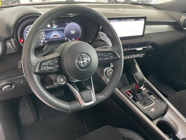 Alfa Romeo Tonale 1.5 Hybrid 160PK VGT TCT7 Veloce Automaat - Climate control - Cruise control -Park. sensoren V+A - Navi full map - A-uitrijcamera - LMV 19"- V.Stoelen verwarmb. - Stuurflippers - Digitaal instrumentenpaneel - Matrix verlicht