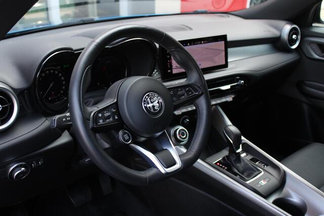 Alfa Romeo Tonale 1.5T 130PK Hybrid SPRINT | 360° CAMERA | NAVIGATIE | DRAADLOOS APPLE CARPLAY / ANDROID AUTO | 19 "INCH LICHTMETALEN VELGEN | ADAPTIVE CRUISE CONTROL | KEYLESS ENTRY / START | VOORSTOELEN / STUUR VERWARMD | VERWARMDE RUITENSPROEIERS | DRAADLOZE TELEFOONLAD