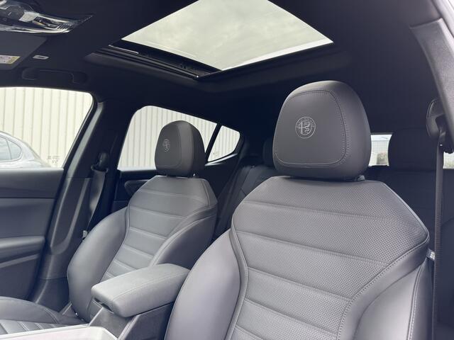 Alfa Romeo Tonale 1.5T Hybrid Ti | Schuifdak | H+K | BTW | Full Options! Nieuwstaat!