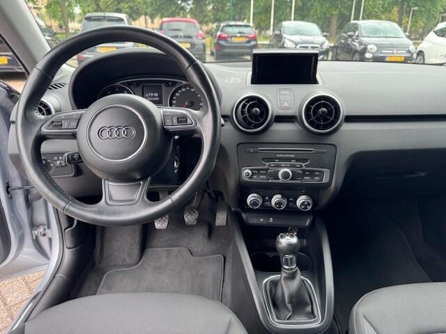 Audi A1 1.0 TFSI Adrenalin S-line en Navi. 17 inch. velgen