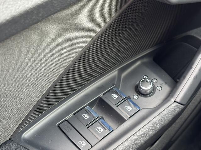 Audi A3 Limousine 35 TFSI edition one / Apple Carplay/ Android Auto / BTW / Digital Cockpit / Keyless / Camera / Stoelverwarming /