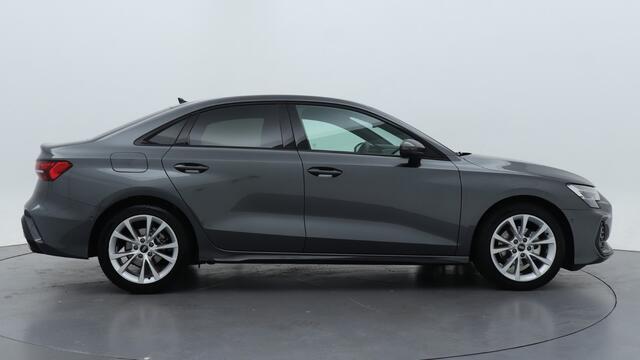 Audi A3 Limousine 30 TFSI S edition | PDC V+A | Camera | Zwart optiek | Audi Sound | Privacy glas |