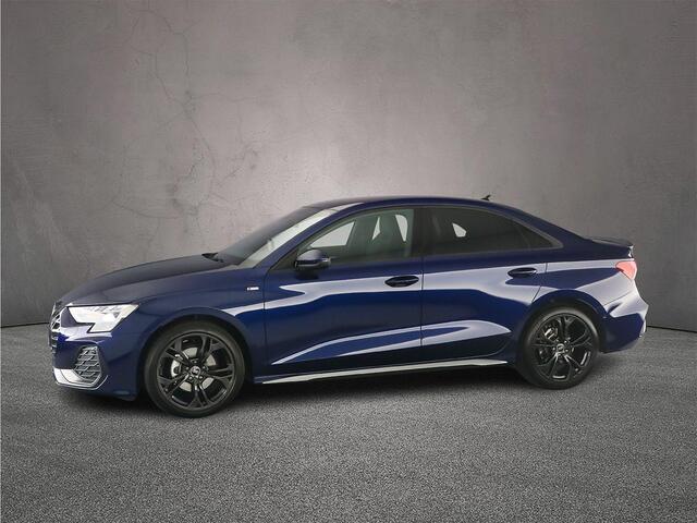 Audi A3 Limousine 30 TFSI S Edition | Trekhaak | Carbon | Sonos | Grootlichtassist | Adapt. Cruise | Sfeerverlichting | 18 inch | S Line