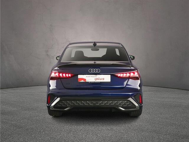 Audi A3 Limousine 30 TFSI S Edition | Trekhaak | Carbon | Sonos | Grootlichtassist | Adapt. Cruise | Sfeerverlichting | 18 inch | S Line