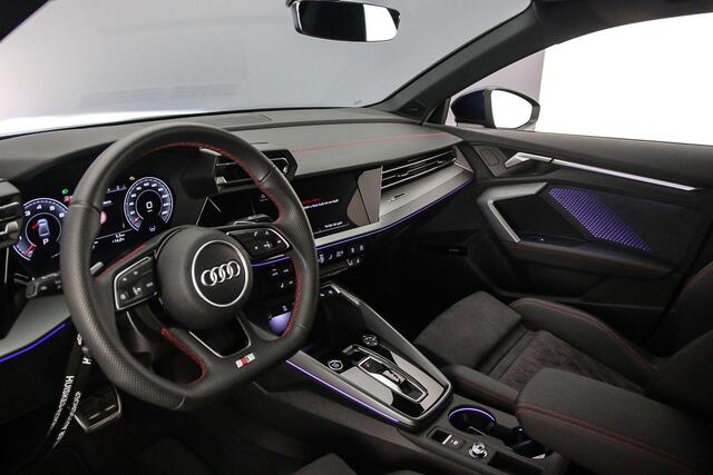Audi A3 Limousine 30 TFSI S Edition | Trekhaak | Carbon | Sonos | Grootlichtassist | Adapt. Cruise | Sfeerverlichting | 18 inch | S Line