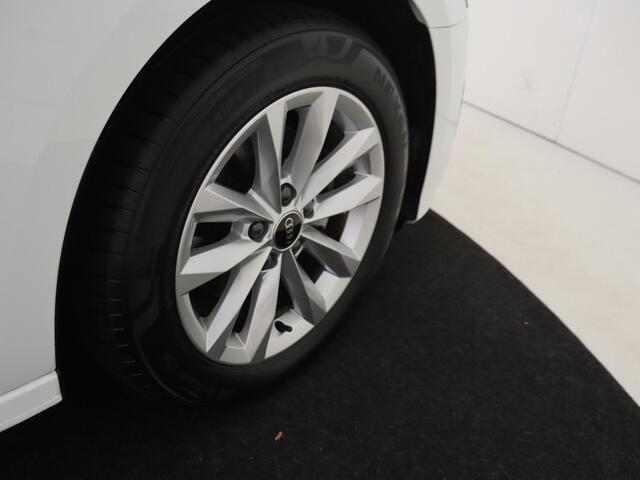 Audi A3 SPORTBACK 30 TFSI Attitude | CarPlay | Draadloze telefoonlader | Cruise control | Virtual cockpit | Parkeersensoren achter | Lane- en frontassist |