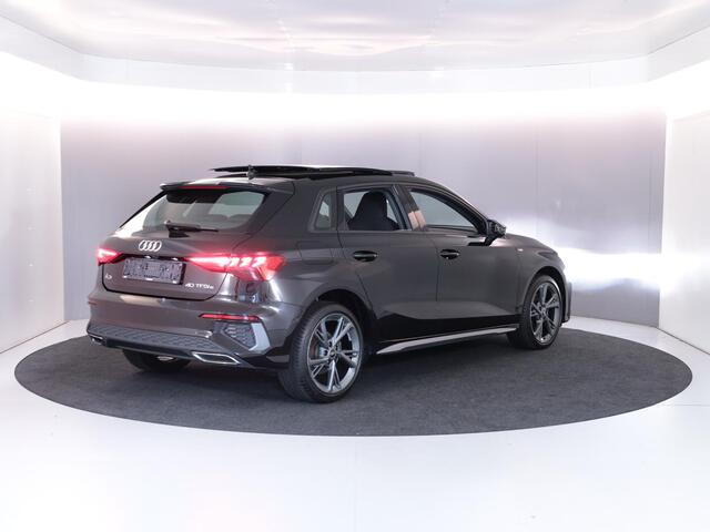 Audi A3 SPORTBACK 40 TFSI e Advanced edition 204 pk S-tronic | Navigatie | Panoramadak | Parkeersensoren (Park assist) | Achteruitrijcamera | Stoelverwarming | S-Line exterieur |