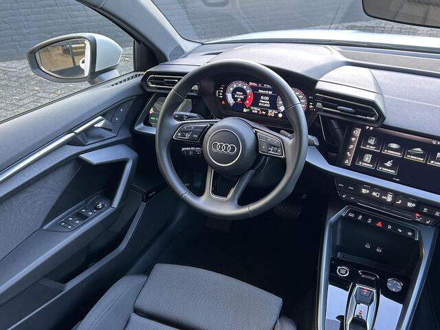 Audi A3 SPORTBACK 35 TFSI Advanced edition l Sonos l LED l 19 Inch l Stoelverwarming l Optiek Zwart