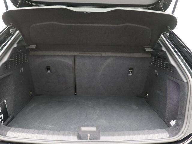 Audi A3 SPORTBACK 45 TFSI e S edition Competition 245PK S-tronic Pano-Schuifdak, Keyless, Stoelverwarming, Adaptive cruise control, Lane Assist, Apple Carplay/Android Auto, Parkeersensoren voor en achter, 17" LM Velgen