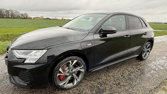 Audi A3 SPORTBACK 45 TFSI e plug in hybride S line, 200 KW/272 PK(!) DEMO S Line, Comfort pakket, Automaat, 18", Panorama, Clima, Black pareleffect