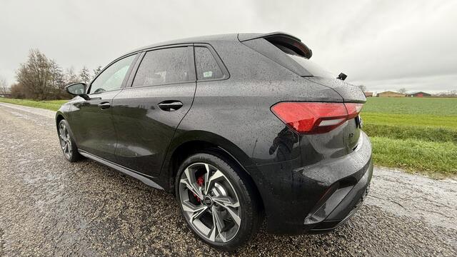 Audi A3 SPORTBACK 45 TFSI e plug in hybride S line, 200 KW/272 PK(!) DEMO S Line, Comfort pakket, Automaat, 18", Panorama, Clima, Black pareleffect