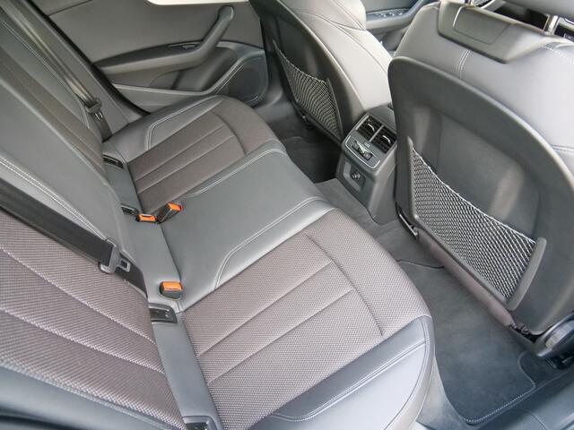 Audi A4 Limousine 35 TFSI S edition 150 Pk Automaat Navi / DAB / Apple Carplay / Camera