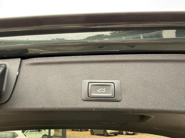 Audi A4 Avant 35 TFSI Sport S line black edition UNIEKE KLEUR| ELEK. TREKHAAK| ELEK. KLEP| S-LINE BINNEN- BUITEN | RIJKLAAR INCL. 12 MND BOVAG GARANTIE