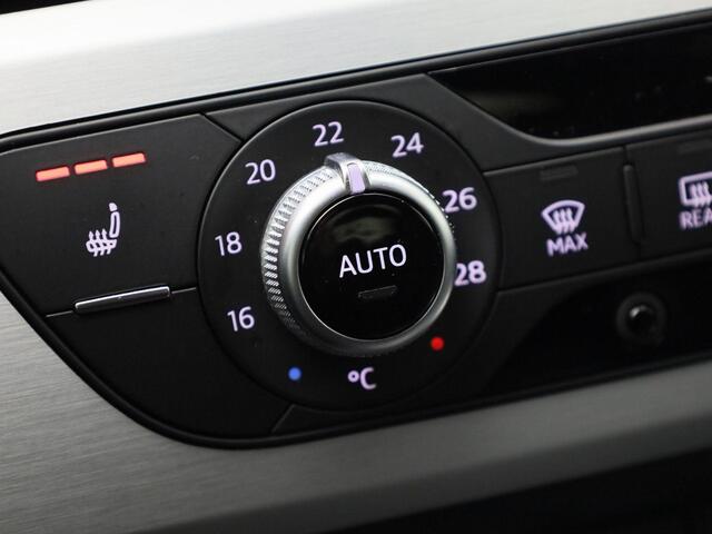 Audi A4 Avant 2.0 TFSI/190PK ultra Sport S line Edition · Stoelverwarming · Navigatie · Trekhaak · Leder/stof ·