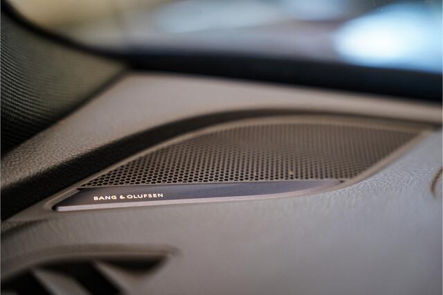 Audi A4 Avant 40 TFSI 190pk Sport S line black edition|B&O|Camera|Sfeerverlichting|Leder