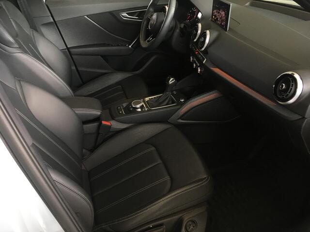 Audi Q2 35 TFSI S-line Black Matrix sfeer Pano