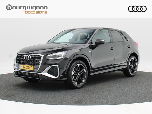Audi Q2 35 TFSi 150 Pk Automaat S-Line | Sonos Audio | Volledig Leder met Rode Stiksels | Digitaal Dashboard | CarPlay | Zwarte Hemel | Stoelverwarming | Trekhaak | 18 Inch | 5.506 Km!!