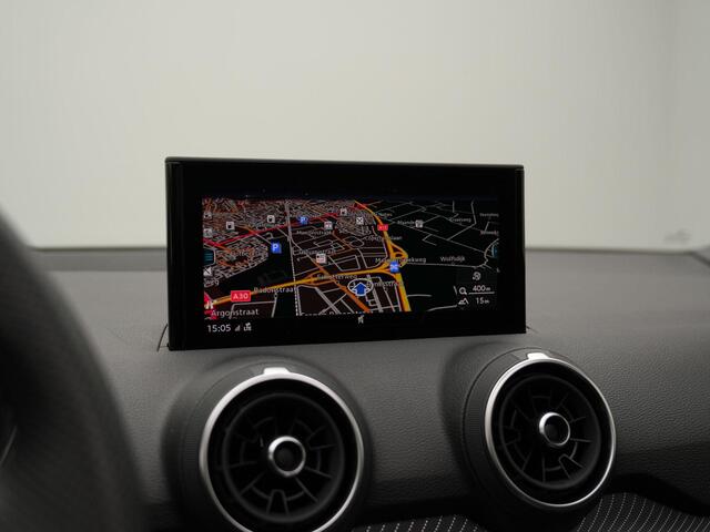 Audi Q2 35 TFSI 150 pk S-tronic S-Line | Panoramadak | Leder/alcantara | Achteruitrijcamera | Navigatie | Stoelverwarming | Adaptive Cruise