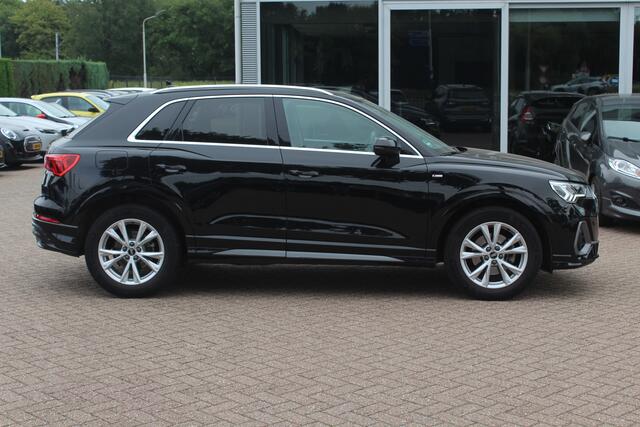 Audi Q3 35 TFSI S edition / Trekhaak / Camera / Leder&Alcantara / 18'' / Navigatie / Dodehoek / Stoelverwarming / Sportonderstel / Virtual Cockpit / Cruise Control