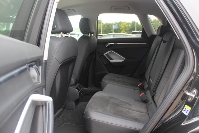 Audi Q3 35 TFSI S edition / Trekhaak / Camera / Leder&Alcantara / 18'' / Navigatie / Dodehoek / Stoelverwarming / Sportonderstel / Virtual Cockpit / Cruise Control