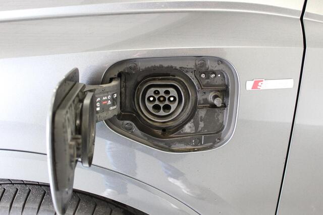 Audi Q3 45 TFSI e S edition | ACC | DIGI-DASH | CARPLAY | DAB-RADIO | NAVI | LED | PDC-V/A | 18'LMV | E-KLEP |