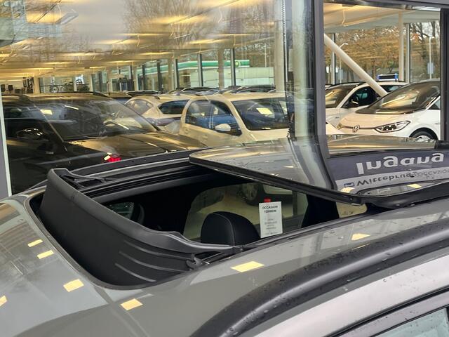 Audi Q3 35 TFSI S-line / Leder / Panorama dak / Zwenkbare trekhaak / Full Led Matrix /