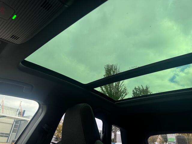 Audi Q4 e-tron 35 Launch edition Advanced Plus 55 kWh / Trekhaak / Panoramadak / Camera / Navigatie / 19'' / Matrix LED / Stoelverwarming / Warmtepomp / DAB / ACC