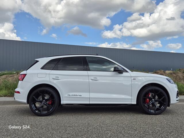 Audi Q5 2.0 TFSI quattro Sport S Line Black Edition Panoramadak / Virtual cockpit / 22 inch velgen / Luchtvering.