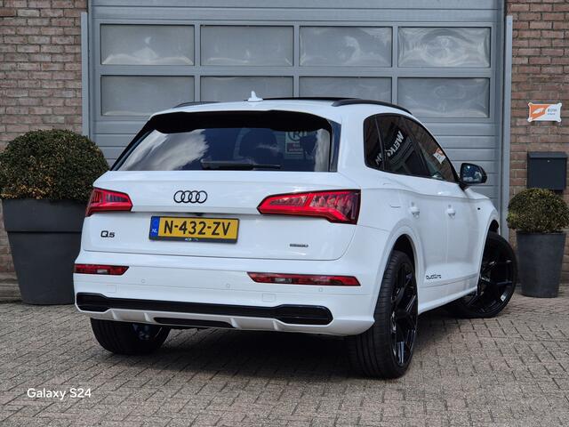 Audi Q5 2.0 TFSI quattro Sport S Line Black Edition Panoramadak / Virtual cockpit / 22 inch velgen / Luchtvering.